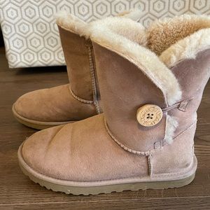 UGG Women’s Tan Bailey Button Boots (short)